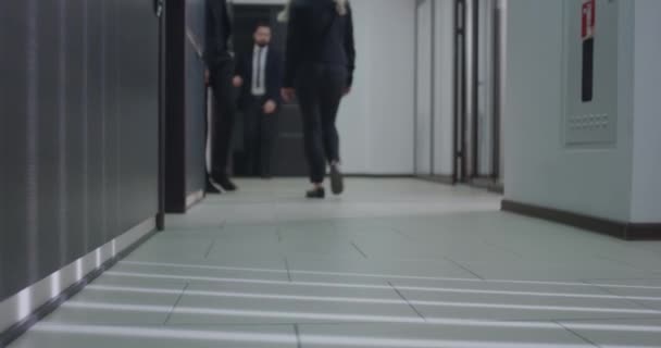 Business människor gå i korridoren — Stockvideo