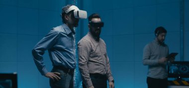 İş yerinde VR gözlüğü kullanan mühendisler