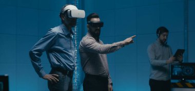 İş yerinde VR gözlüğü kullanan mühendisler