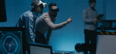 İş yerinde VR gözlüğü kullanan mühendisler