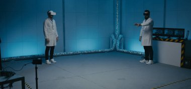 İş yerinde VR gözlüğü kullanan mühendisler