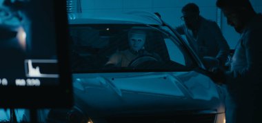 Mühendisler ve robotlar test odasında çalışıyor.