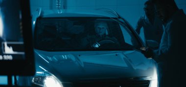 Mühendisler ve robotlar test odasında çalışıyor.