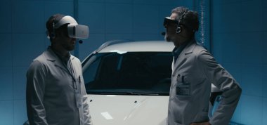 Test odasında VR gözlüğü kullanan mühendisler