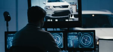 Test odasında çalışan mühendisler