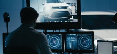 Test odasında çalışan mühendisler