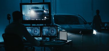 Test odasında çalışan mühendisler