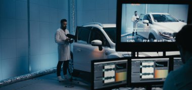 Test odasında çalışan mühendisler