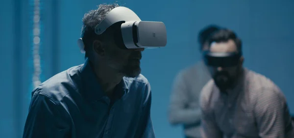 Inżynierowie korzystający z okularów VR w biurze — Zdjęcie stockowe