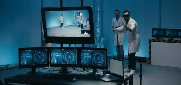 Ingenjörer som använder VR-glasögon på arbetsplatsen — Stockfoto