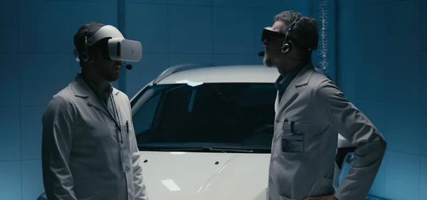 Ingenieros con gafas VR en cámara de ensayo — Foto de Stock