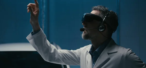Ingenieros con gafas VR en cámara de ensayo — Foto de Stock