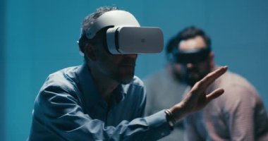 Ofiste VR gözlüğü kullanan mühendisler