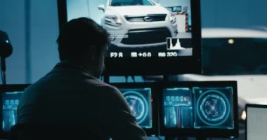 Test odasında çalışan mühendisler