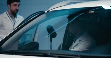 Test odasında çalışan mühendisler