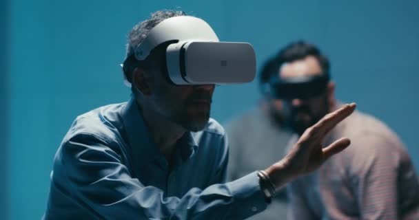 VR szemüveget használó mérnökök az irodában — Stock videók