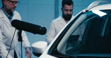 Test odasında çalışan mühendisler