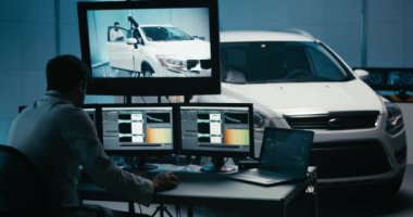 Test odasında çalışan mühendisler