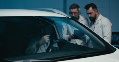 Mühendisler test odasında tartışıyorlar.