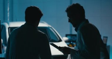 Mühendisler test odasında tartışıyorlar.