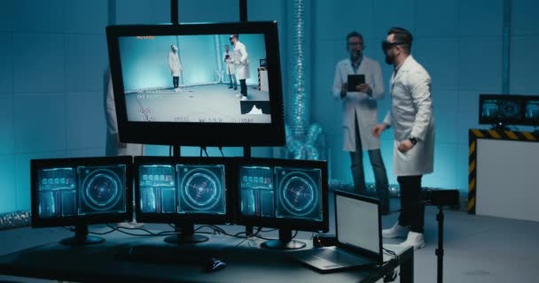 Інженери використовують VR окуляри на робочому місці — стокове відео