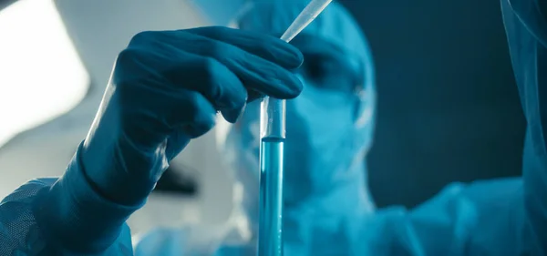 Cientista que examina a amostra em laboratório — Fotografia de Stock