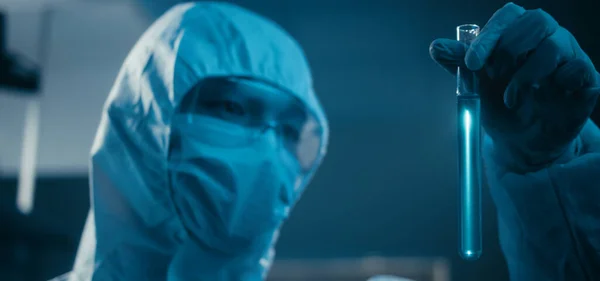 Scientist examining sample in laboratory — Stock Photo, Image