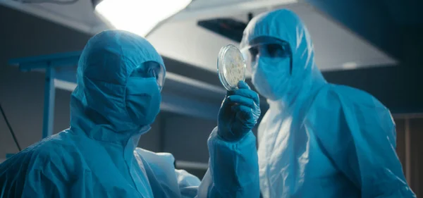 Επιστήμονες που εξετάζουν δείγμα κορωναϊού στο εργαστήριο — Φωτογραφία Αρχείου