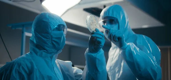 Επιστήμονες που εξετάζουν δείγμα κορωναϊού στο εργαστήριο — Φωτογραφία Αρχείου