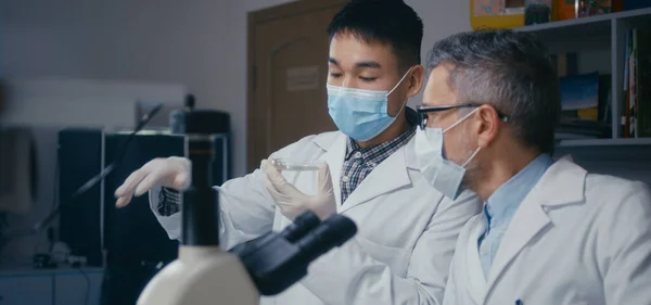 Hoogleraar en student discussiëren in laboratorium — Stockfoto