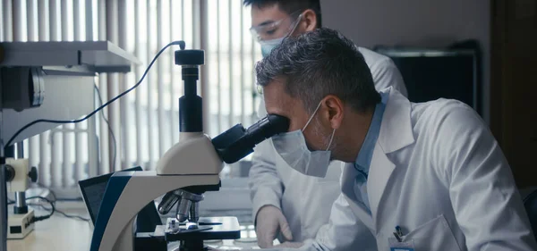 Wetenschapper kijkt naar camera in laboratorium — Stockfoto