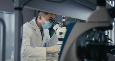 Bilim adamları mikroskopta örnekler üzerinde çalışıyorlar