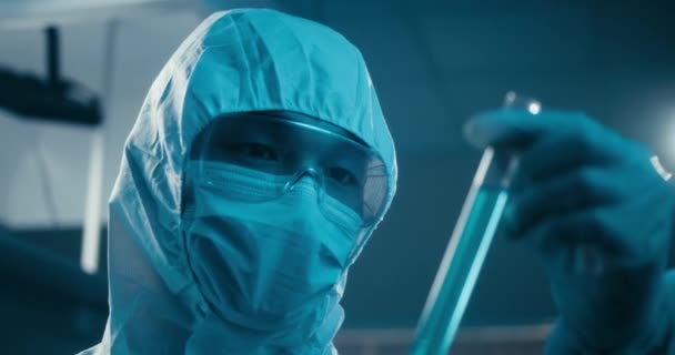 Naukowiec badający próbkę w laboratorium — Wideo stockowe