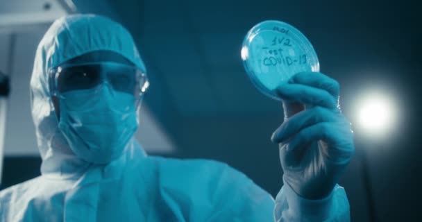 Científico examinando la muestra de coronavirus en laboratorio — Vídeos de Stock