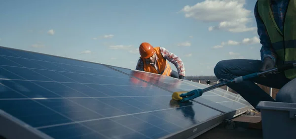Technici reinigen en onderhouden zonnepanelen — Stockfoto