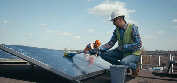 Techniker installieren Sonnenkollektoren bei Sonnenschein — Stockfoto