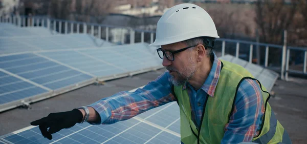 Technik mluví s někým před solárními panely — Stock fotografie