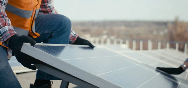 Techniker installieren Sonnenkollektoren auf Metallständer — Stockfoto