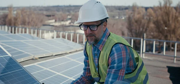 Inženýr vysvětlující instalaci solárních panelů — Stock fotografie
