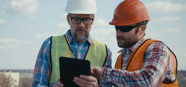 Ingenieur und Techniker diskutieren auf dem Dach — Stockfoto