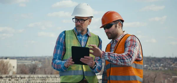 Ingenieur und Techniker diskutieren auf dem Dach — Stockfoto