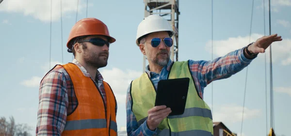 Ingenieur und Techniker diskutieren auf dem Dach — Stockfoto