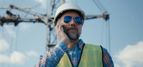 Mérnök koordináció telefonon az építkezésen — Stock Fotó