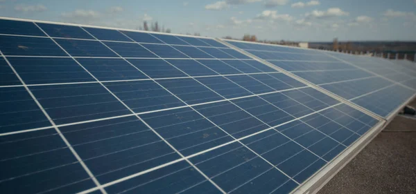 Painéis solares no telhado plano — Fotografia de Stock