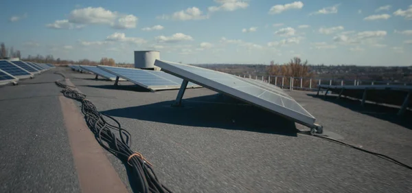 Solární panely na rovné střeše — Stock fotografie