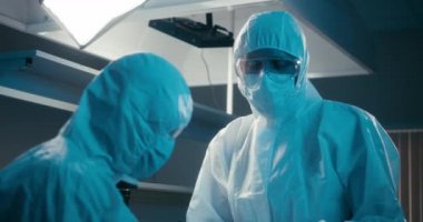 Bilimadamları laboratuvarda koronavirüs örneğini inceliyor.