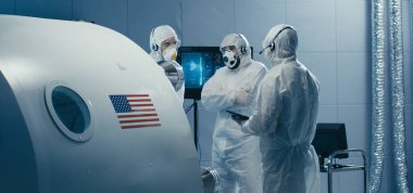 Mühendisler temiz odada tartışıyorlar.