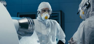 Mühendisler temiz odada tartışıyorlar.