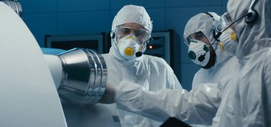 Mühendisler temiz odada tartışıyorlar.