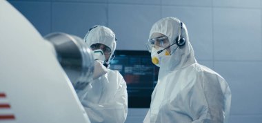 Mühendisler temiz odada tartışıyorlar.